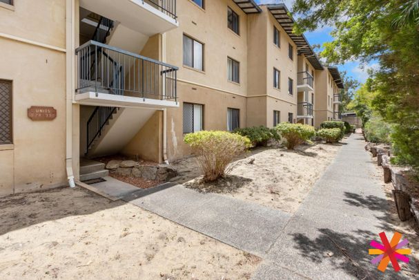 LOVELY CENTRAL 2 BEDROOM 1 BATHROOM RIVERSIDE APARTMENT - Photo 1