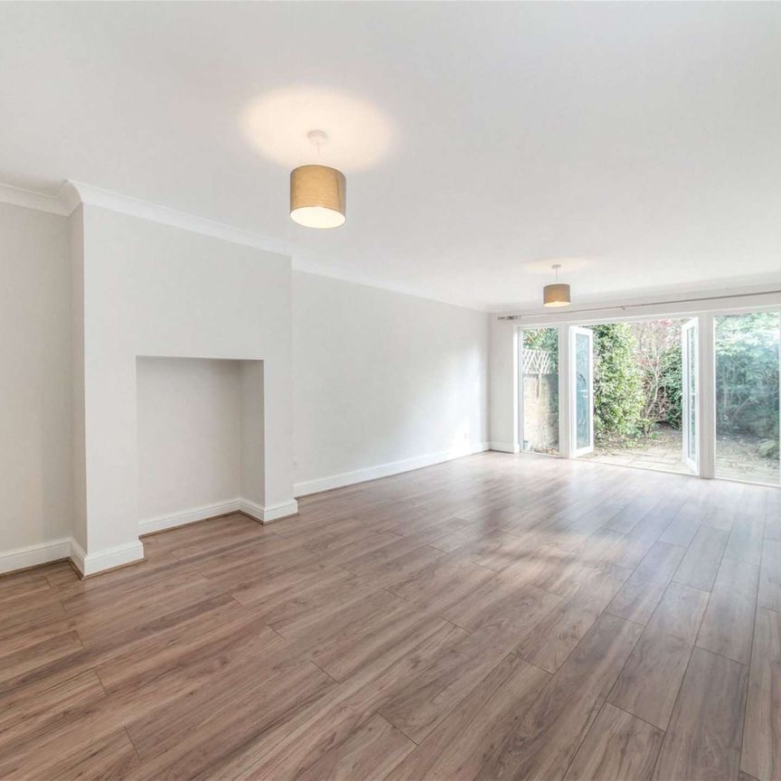 Lovely three bedroom maisonette with a garden conveniently located on Wandsworth Bridge Road. - Photo 1