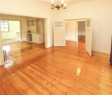 Charming Glen Iris Home with Large Backyard - Photo 5