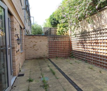 3 bedroom end of terrace house to rent - Photo 1