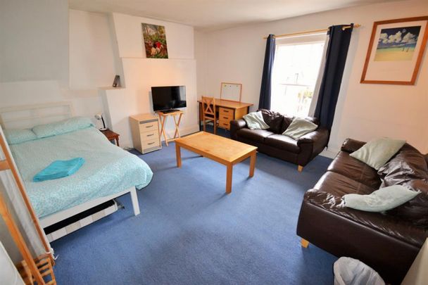 2 bedroom Flat To Let - Photo 1