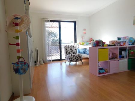 Bright Spacious Four (4) Bedrooms Duplex - Peakhurst - Photo 5