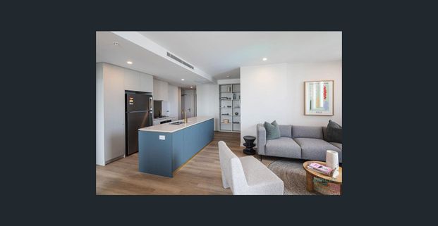 Furnished 3 Bedroom Apartment - Walk to James St & HSW - Photo 1