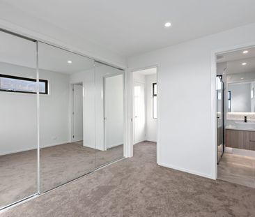 Stylish & Spacious High-End Townhouse in Prime Location - Photo 1