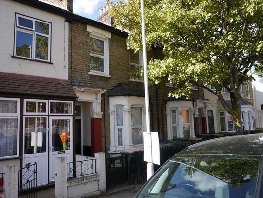 First Floor Flat, Samson Street, Plaistow, London, E13 - Photo 1