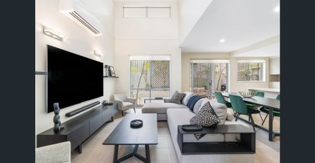 Modern Three-Bedroom Townhouse in Gated, Secure and Central Location - Photo 2