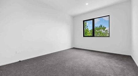 Brand new 5 Bedroom House at Prime Howick Location - Photo 3