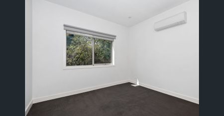 SPACIOUS AND ELEGANT 3 BEDROOM TOWNHOUSE - Photo 2