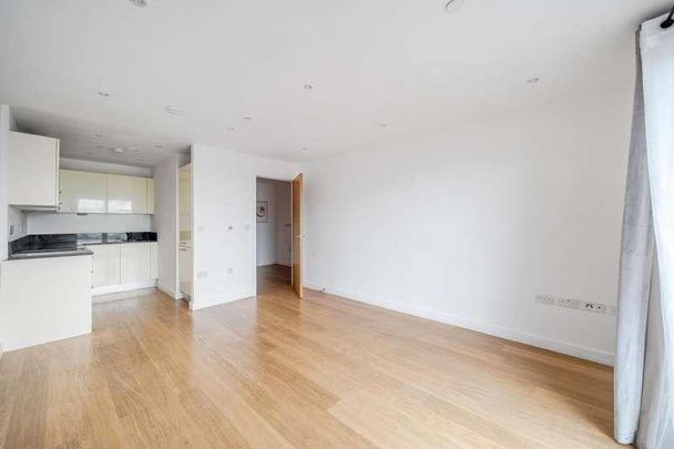 Slough, Berkshire, SL2 - Photo 1
