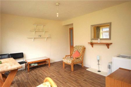 4 bedroom semi-detached house to rent - Photo 2