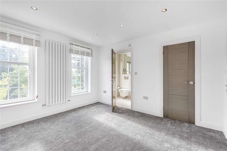 A fantastic five bedroom home which has just been renovated, benefitting with off-street parking. Located close to Wimbledon Village and overlooking the AELTC. - Photo 4