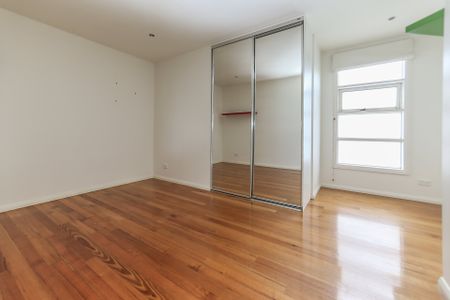 Apartment 3B - Super Spacious And Contemporary - Photo 3