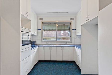 Spacious 3-Bedroom Family Home in Prime Riverstone Location - Photo 5