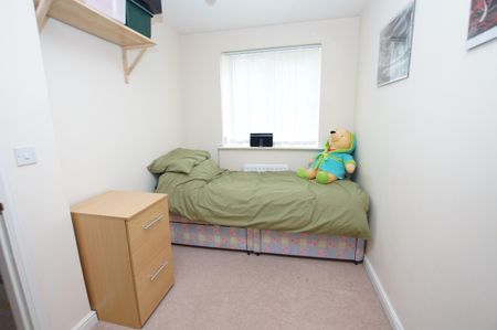 Wentworth Crescent, Bradford - Photo 3