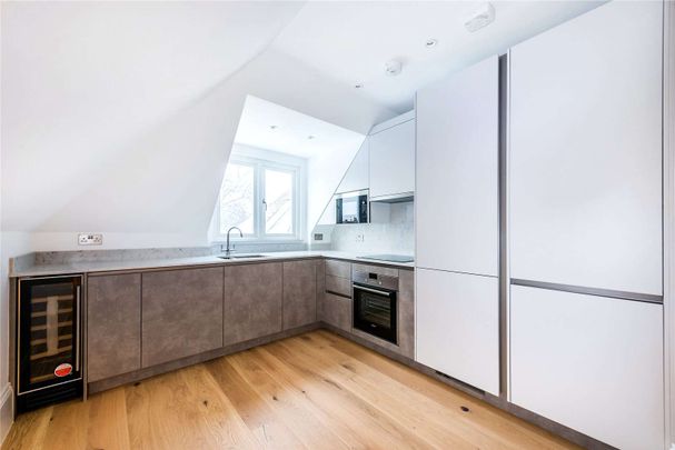 A beautiful two bedroom contemporary apartment within grand Victorian building, Approximately 0.3 miles to Ealing Common tube - Photo 1
