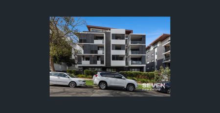 Spacious and Sunny Apartment Overlooking Forest Park - Photo 5