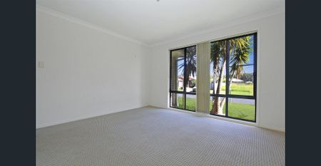 Huge family home - Perfect for dual living! - Photo 2