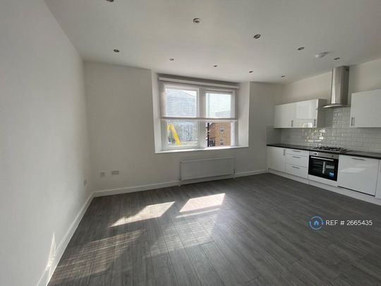 4 bedroom flat to rent - Photo 1