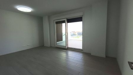 3 bedroom luxury penthouse for rent in Estepona, Andalusia - Photo 2