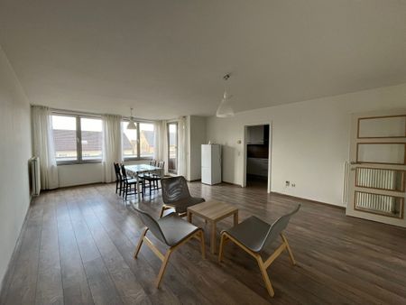 Ruim appartement met drie slaapkamers, terras en garagebox - Photo 4