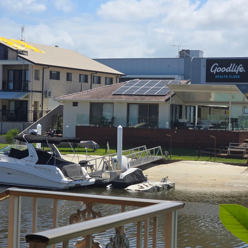 Surfers Paradise - Photo 1