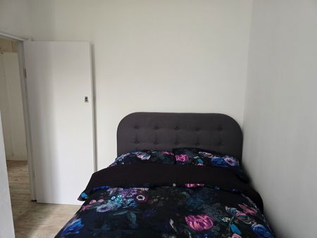 2 Bed Flat, London, W3 - Photo 2