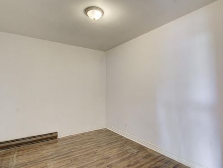 3227 Av. Hector - Photo 2