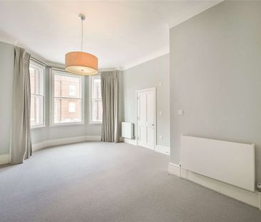 Well-presented 1st and 2nd floor duplex apartment located in the heart of Knightsbridge with bright double reception room, high ceilings and access to communal gardens. - Photo 1