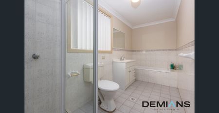 Spacious three-bedroom townhouse in the sought-after Glen Regent Estate! - Photo 5