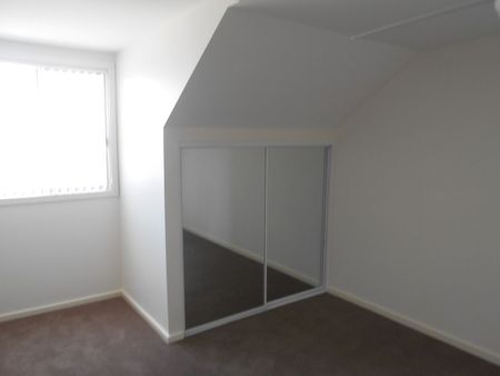 Three Bedroom Townhouse In Convenient Location - Photo 5