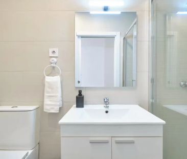 Good metro connection, bright spaces and surroundings with green areas and services. - Foto 1