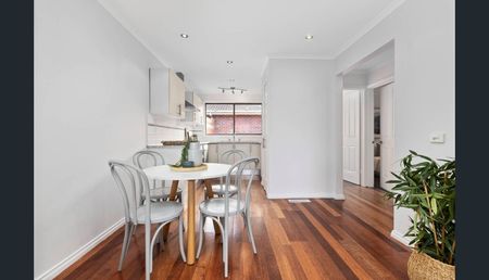 SPACIOUS 2 BEDROOM UNITWITH DOUBLE LOCK UP GARAGE - Photo 3