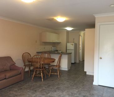 Two storey townhouse in a central location! - Photo 1