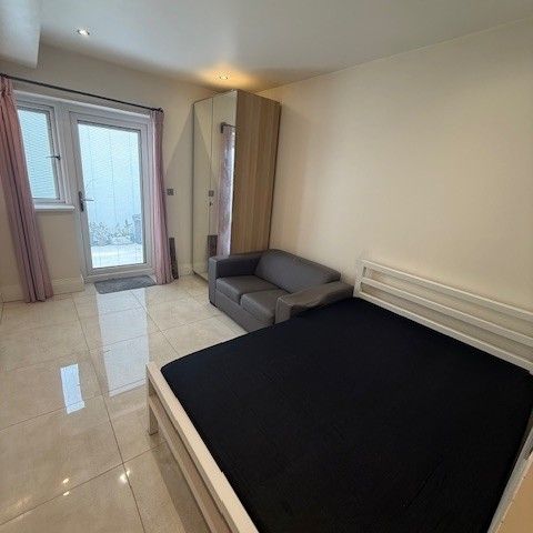 Studio Flat, Hamilton Avenue, IG6 - Photo 1