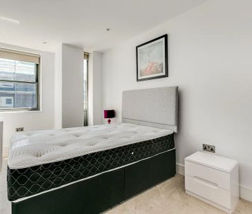 3 bedroom flat in London - Photo 1