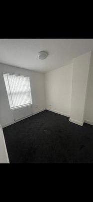 4 bedroom end of terrace house to rent - Photo 1