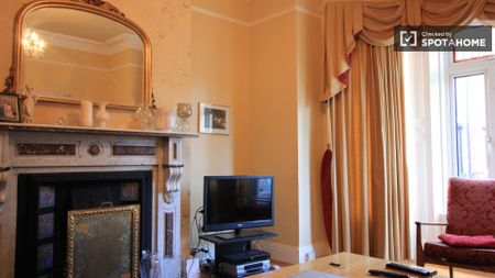 Relaxing room in shared apartment in Terenure, Dublin - Photo 3