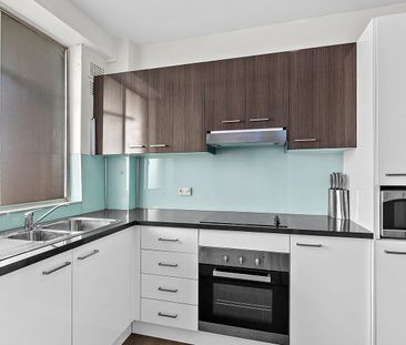 Stylish & Renovated Two-Bedroom Apartment in Prime Location - Photo 4