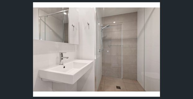 HARBOUR CITY AND CATHEDRAL VIEWS AIR-CONDITIONED COMFORT WITH PARKING AND STORAGE - Photo 1