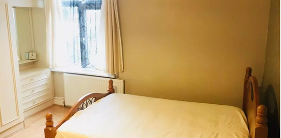 1 bedroom in a house share to rent - Photo 2