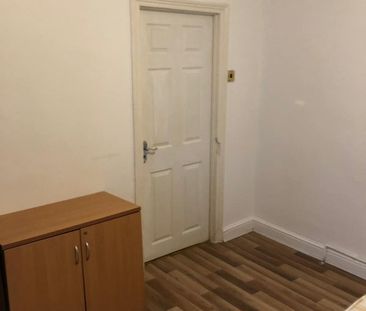 Room in a Shared Flat, London, E7 - Photo 4