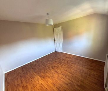 2 bedroom mid terrace to let - Photo 3