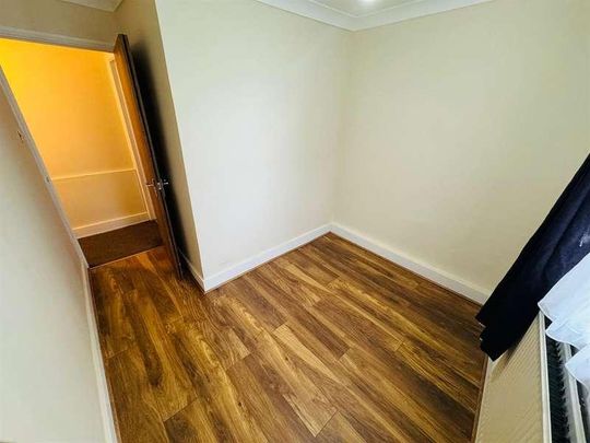 Oaks Court, - Cann Hall Road, London, E11 - Photo 1