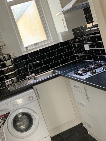 1 Bed Flat, Colenso Road, IG2 - Photo 2