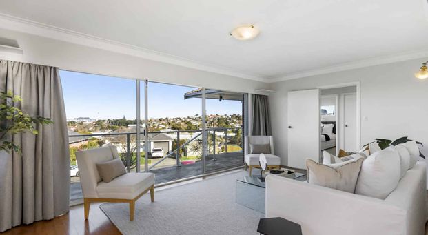 Beautifully Renovated Family Home with Harbour & C - Photo 1