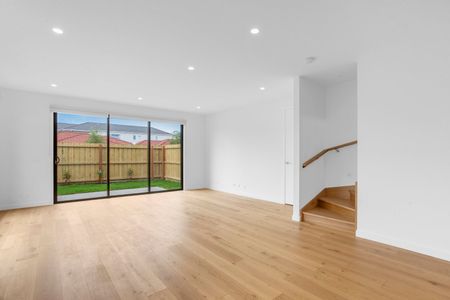 8 Raglan Street, Avondale Heights VIC 3034 - Photo 2