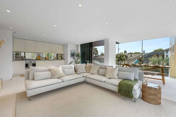 An exceptional opportunity to enjoy a refined lifestyle within one of Camden Town's most sought-after modern developments. - Photo 1