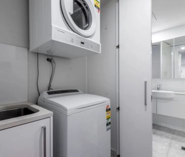 Fully Furnished Executive Apartment with Lake Views - Photo 4