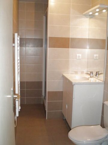 Location Appartement 2 pièces 65m² ST RAMBERT D ALBON 26140 - Photo 2