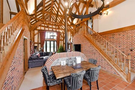 A delightful barn conversion set in lovely rural location, well presented throughout with good size rooms and a generous garden - Photo 2